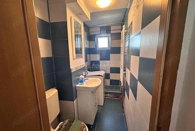 Apartament cu 3 camere semidecomandat, mobilat în Micro III
