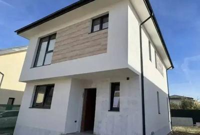 Casă cu 4 camere cu Teren 250 Mp în Odăi