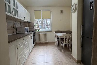 Apartament cu 3 camere semidecomandat în Berceni