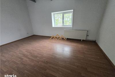 Spațiu comercial, de 800 mp, în Șcheia