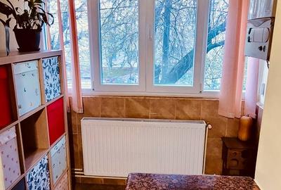 Apartament cu 3 camere semidecomandat, mobilat în Dristor