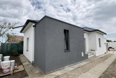 Casă cu 4 camere cu Teren 400 Mp în Podari - 2