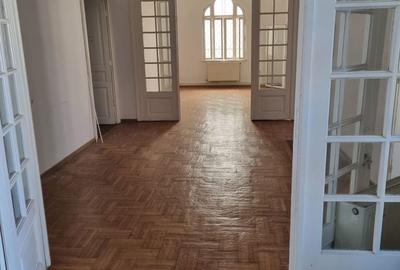 Casă cu 5 camere cu Teren 334 Mp în Calea București