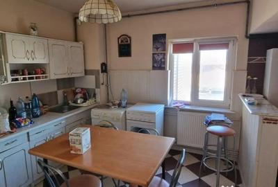 Apartament cu 4 camere decomandat în Poarta 6 - 8