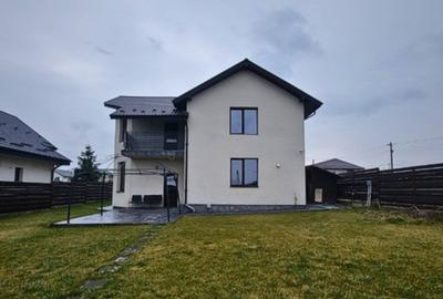 Casă de tip parter + etaj la 5 Drumuri în Valea Adâncă