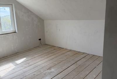 Casă cu 4 camere în Grajduri - 1