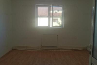 Casă cu 5 camere cu Canalizare în Central - 9