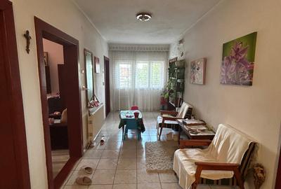 Casă de vânzare - Str. Victoriei, zona Sto - 6