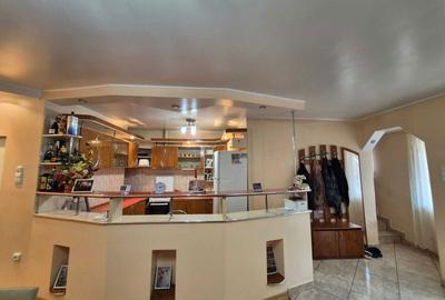 Casă cu 4 camere în Central - 2