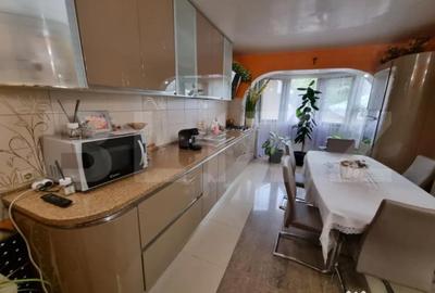 Casă cu 7 camere cu Teren 1200 Mp în Central