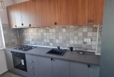 Apartament cu 3 camere semidecomandat, mobilat în Km 5 - 3