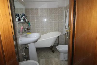 Inchiriere apartament 3 camere, decomandat, etaj 3, strada 23 August - 4