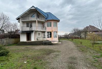 Casă cu 7 camere cu Teren 2760 Mp în Central - 2