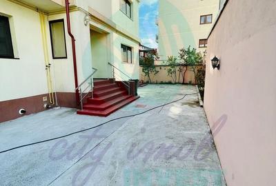 Casă individuală cu 9 camere cu Canalizare în 13 Septembrie - 2