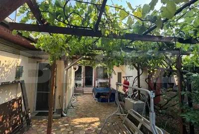 Casa de vanzare, cu 4 camere, zona Sector 5