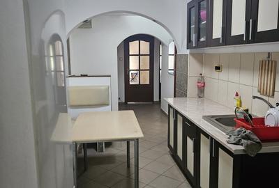 Apartament cu 3 camere decomandat în Lipovei