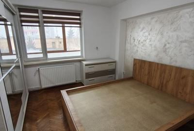 Apartament cu 3 camere, mobilat în Central