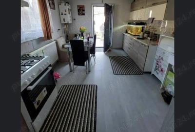 Vand casa in Traian - 2