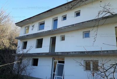 Casă cu 3 camere cu Teren 2520 Mp în Central - 4