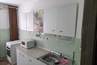 Apartament cu 3 camere semidecomandat în Aradului