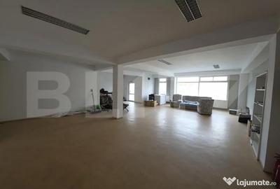 Spațiu comercial, de 308 mp, în Central - 4