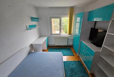 Inchiriez apartament 4 camere in zona polivalenta - 1