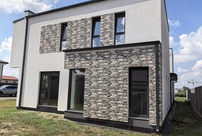 Casă cu 5 camere cu Teren 350 Mp în Dumbrăvița