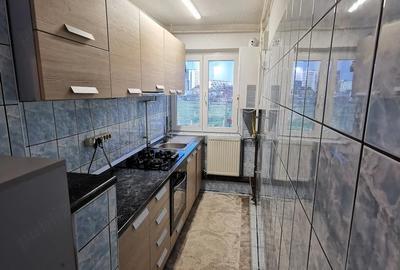 Apartament cu 3 camere semidecomandat în Soarelui