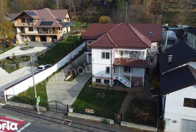 Casă cu 8 camere cu Teren 1500 Mp în Central - 2