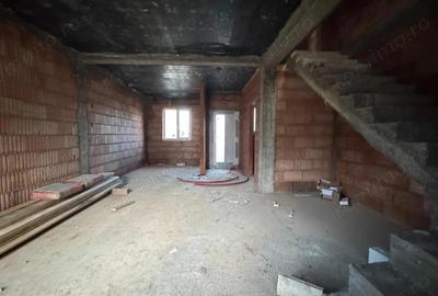 Casă cu 5 camere cu Canalizare în Moșnița Nouă