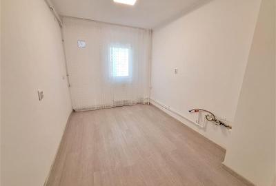 Apartament cu 3 camere decomandat în 9 Mai - 14
