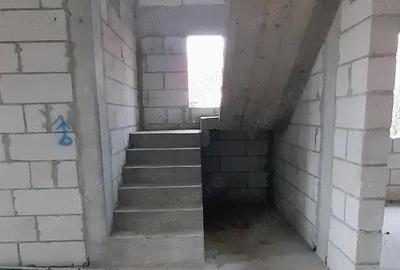 Casa la ro?u cu etaj are 7 camere ?i 500mp teren - 11