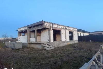 Casă cu 4 camere cu Teren 404 Mp în Malu Mare