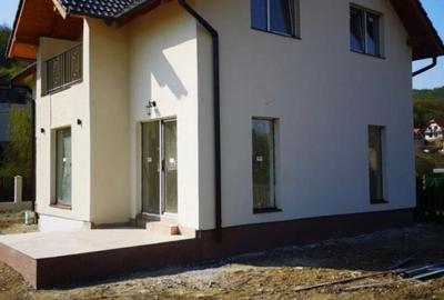 Casă cu 4 camere decomandat cu Teren 400 Mp în Central