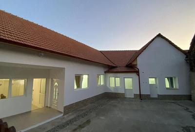 Casă cu 5 camere cu Teren 310 Mp în Potoc - 1
