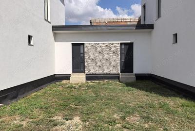 Casă cu 5 camere cu Teren 350 Mp în Dumbrăvița