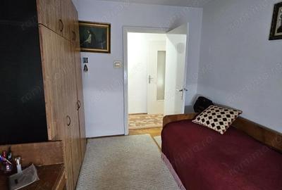 Apartament cu 3 camere semidecomandat, mobilat în Circumvalațiunii