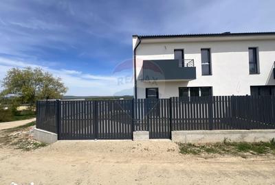 Casă cu 4 camere cu Teren 300 Mp în Central