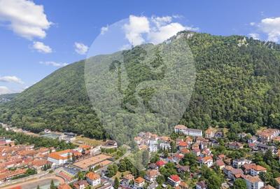 Casa singur in curte Schei - 2