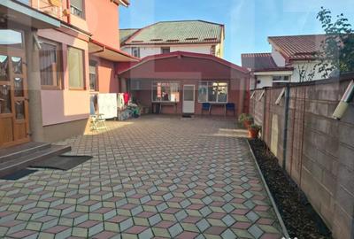 Casă cu 7 camere cu Teren 550 Mp în Central - 1