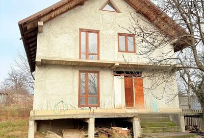 Casă cu 5 camere cu Teren 8800 Mp în Curtești - 1