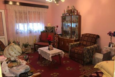 Apartament cu 3 camere decomandat în Peneș Curcanul