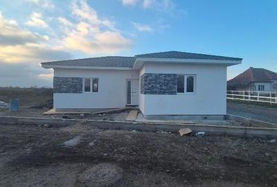 Vand casa p 90 mp teren 400 mp Loc Madaras - 1