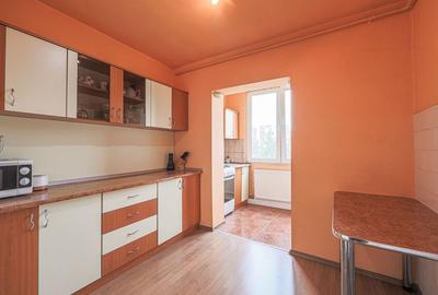Apartament cu 3 camere decomandat in Zona 300, etaj intermediar - 1