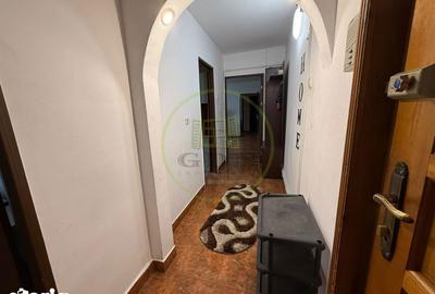 Apartament cu 3 camere semidecomandat, mobilat în 1 Mai - 9
