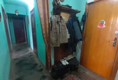 Vand urgent apartament 3 camere, 70 mp, decomandat zona Circumvalatiunii- Dacia Service, etaj 3 - 3