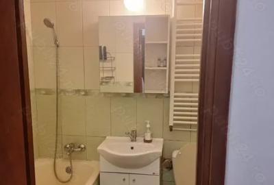 Apartament de 3 camere, decomandat, centrala proprie, balcon, zona 1 Decembrie - 9