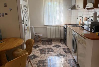 Apartament cu 4 camere semidecomandat în Lipovei