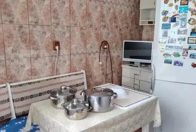 Apartament cu 2 camere semidecomandat, mobilat în Micro 4 - 6