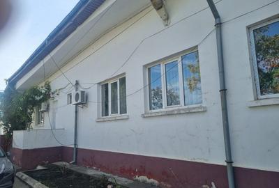 Vand cladire de 1800 mp (2 hale x900 mp) si 4050 mp teren. Pret negociabil